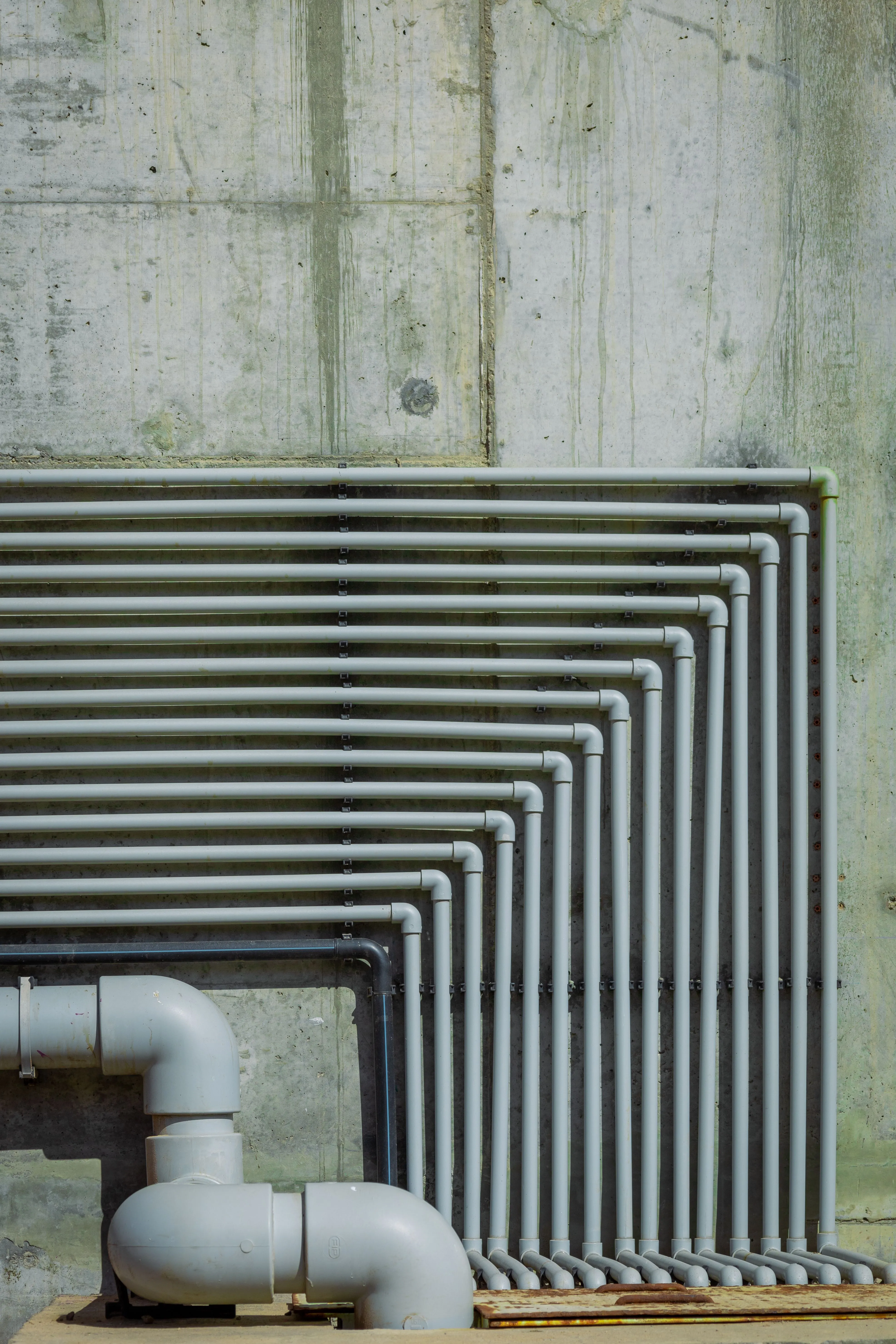 Neat water pipes configuration